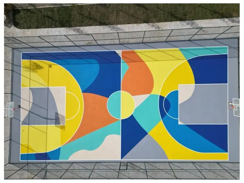 Mavi, sarı ve turuncu geometrik desenli akrilik basketbol sahası