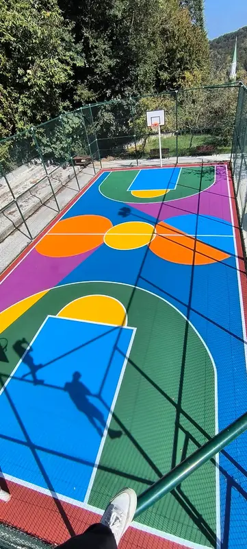 Çok renkli akrilik basketbol sahasının kuş bakışı görünümü