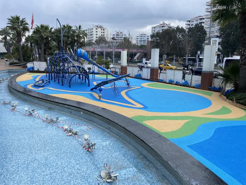 Sahil kenarında mavi dökme kauçuk zeminli tırmanma ve oyun alanı