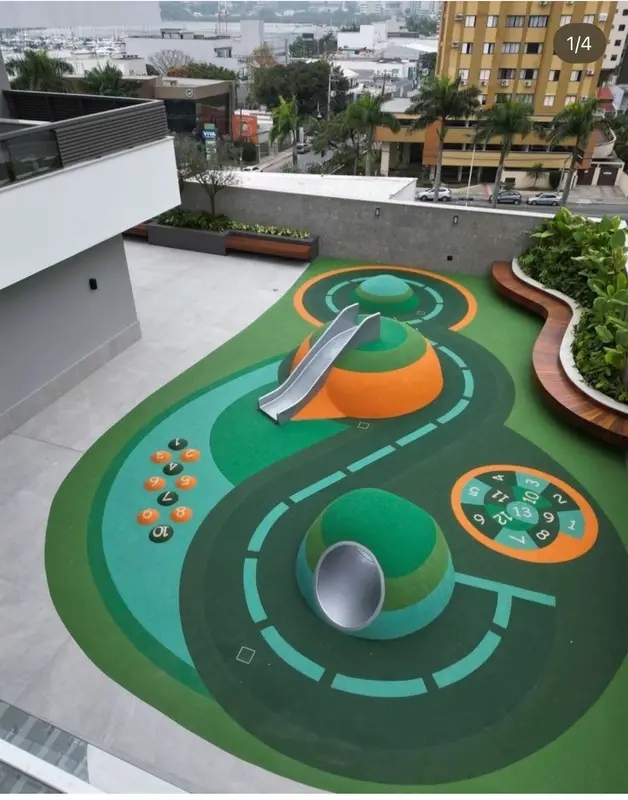 Bina terasında yeşil kauçuk zeminli mini golf ve aktivite parkuru