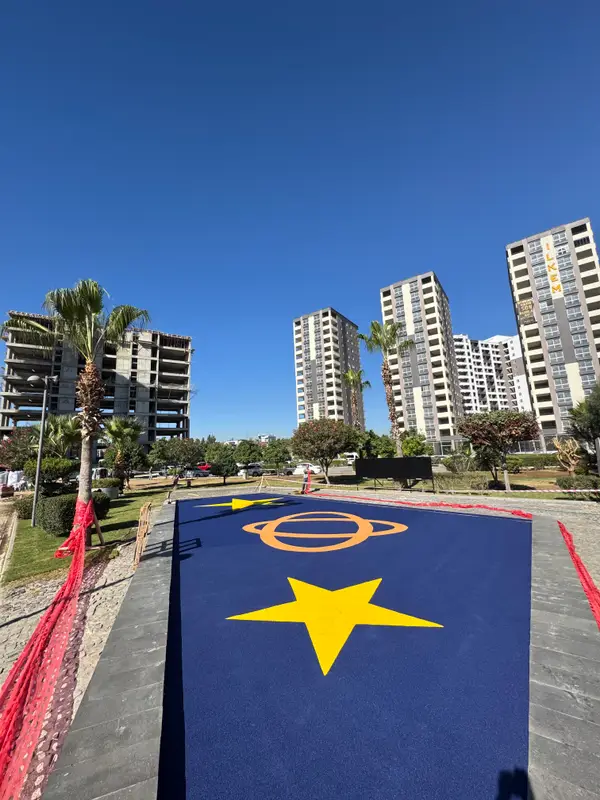 Konut bölgesinde lacivert zeminli, sarı yıldız desenli spor sahası