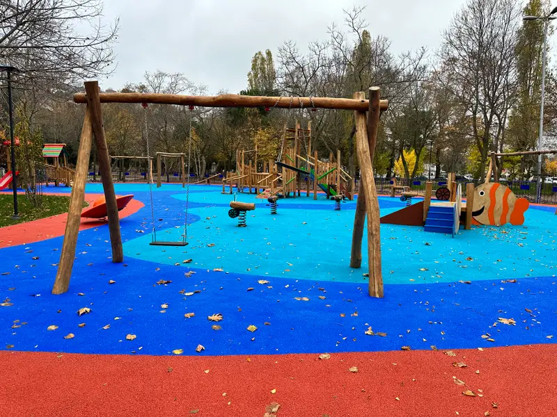 Ahşap salıncak takımı ve mavi kırmızı dökme kauçuk zeminli mahalle parkı