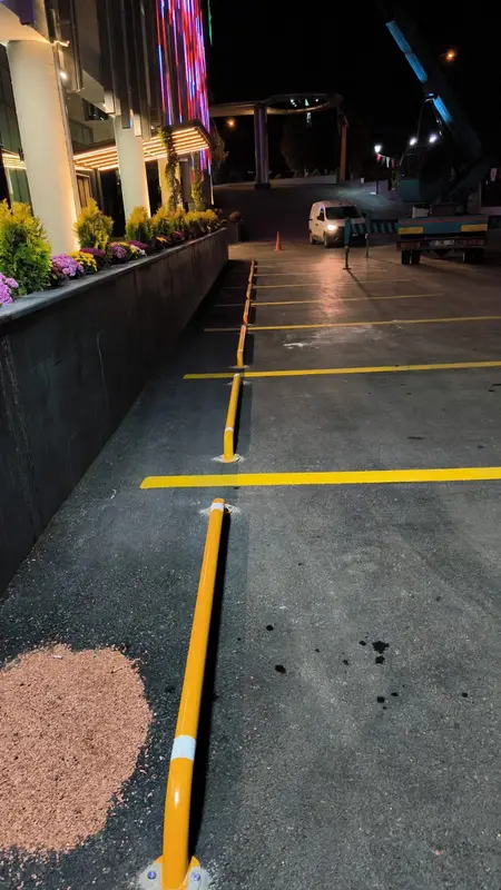 Sarı otopark stoperi ve yol çizgisi uygulaması yakın plan