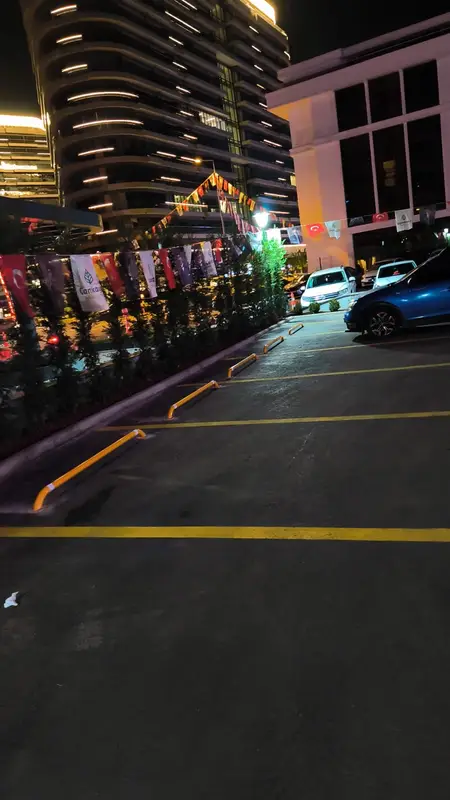 Ticari bina otoparkında çizgi ve stoper uygulaması