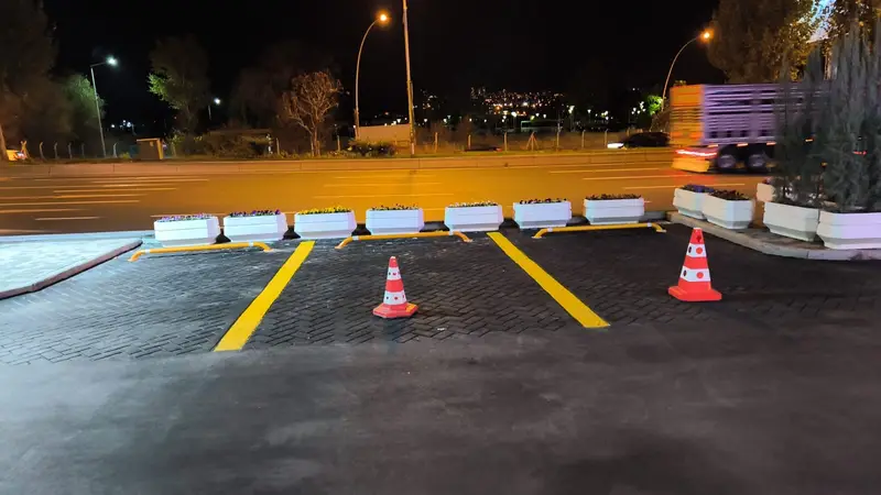 Sarı stoper ve çizgi uygulaması tamamlanmış otopark alanı